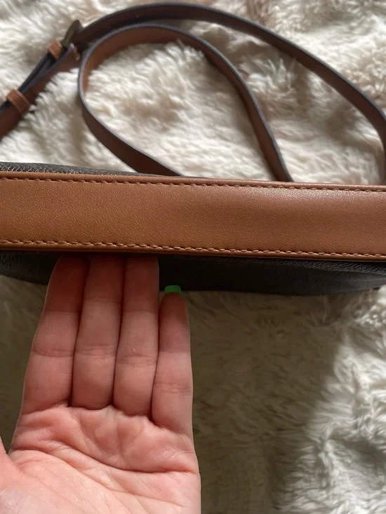 VINTAGE Jones New York Brown Crossbody Bag with Tan Trim - Picture 3 of 9